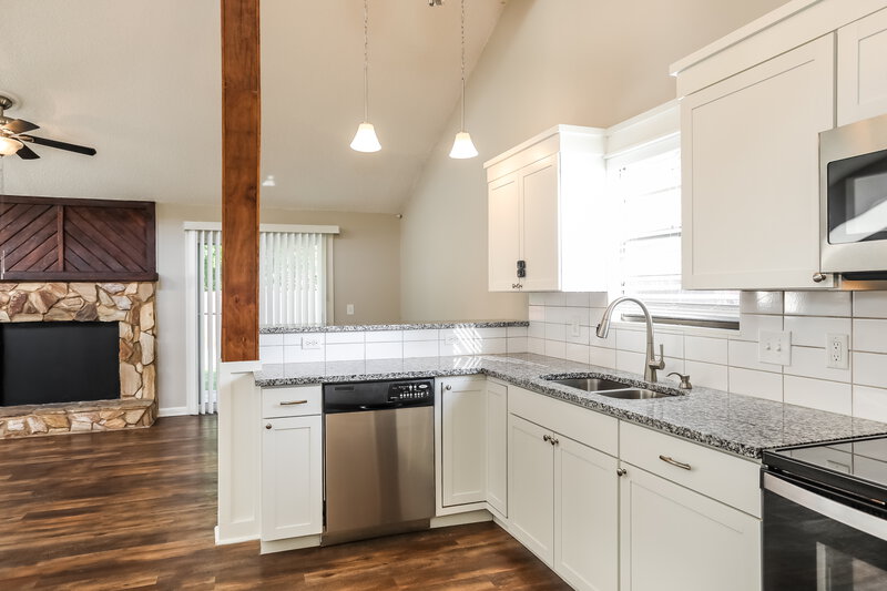 2,050/Mo, 820 Century 21 Dr Jacksonville, FL 32216 Kitchen View 2