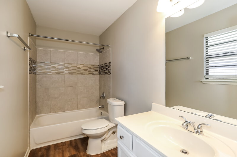 2,050/Mo, 820 Century 21 Dr Jacksonville, FL 32216 Main Bathroom View