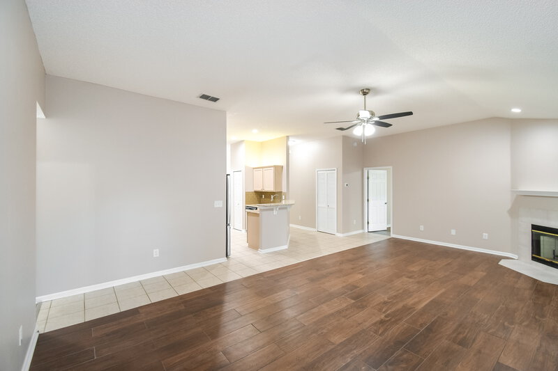 2,075/Mo, 6119 Winding Bridge Dr Jacksonville, FL 32277 Living Room View 2