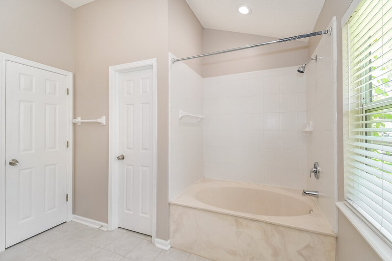 2,075/Mo, 6119 Winding Bridge Dr Jacksonville, FL 32277 Main Bathroom View