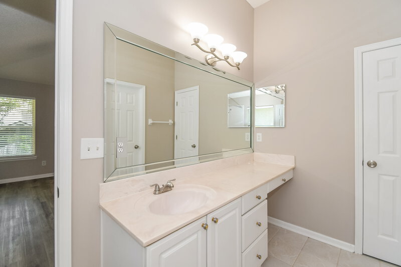 2,075/Mo, 6119 Winding Bridge Dr Jacksonville, FL 32277 Main Bathroom View 2