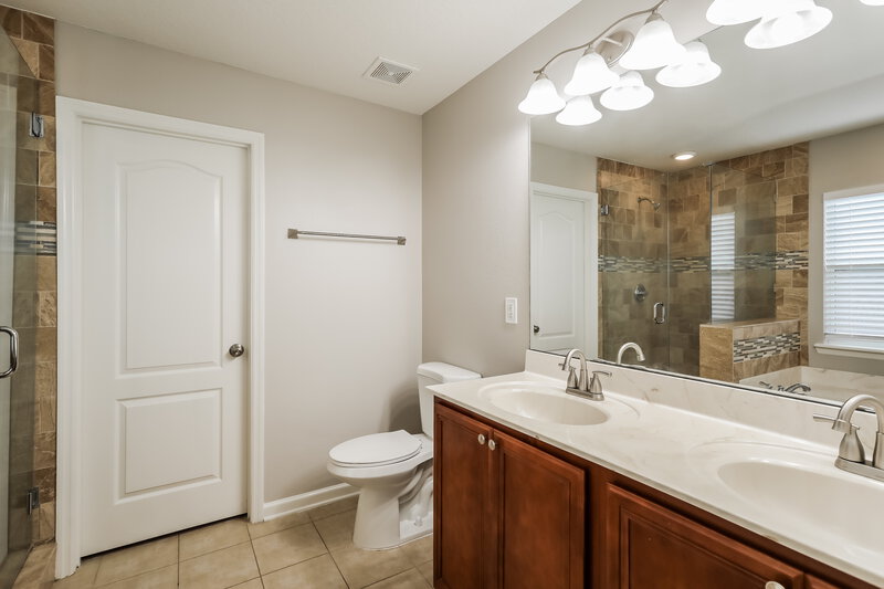 1,895/Mo, 11589 Pleasant Creek Dr Jacksonville, FL 32218 Bathroom View