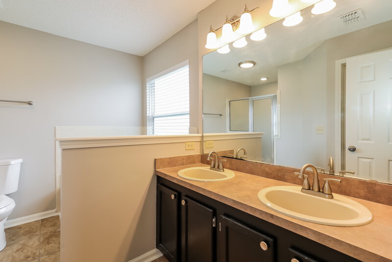 1,890/Mo, 2061 Frogmore Dr Middleburg, FL 32068 Main Bathroom View