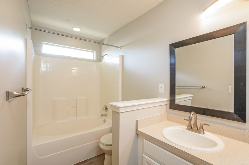 1,855/Mo, 2638 Fernleaf Dr Green Cove Springs, FL 32043 Main Bathroom View
