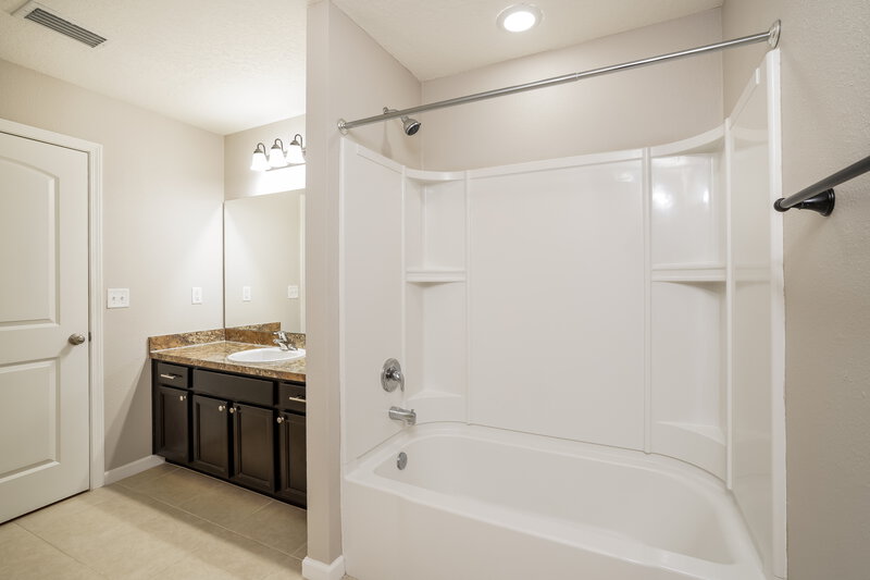 2,270/Mo, 3340 Ridgeview Dr Green Cove Springs, FL 32043 Main Bathroom View