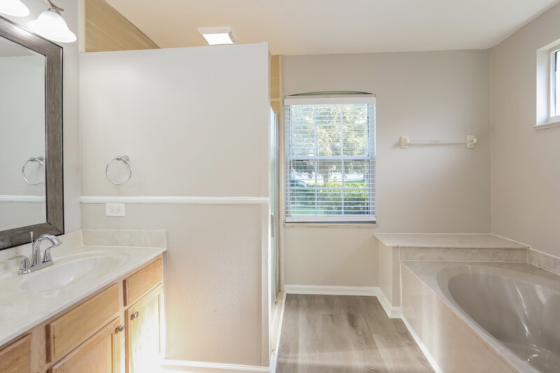 3,060/Mo, 3481 Natalie Mel Ln Jacksonville, FL 32218 Main Bathroom View