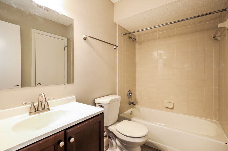 1,755/Mo, 2212 Albury Ct Middleburg, FL 32068 Bathroom View