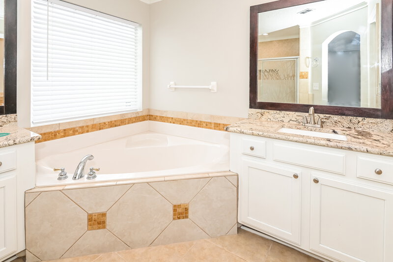 2,045/Mo, 9117 Prosperity Lake Dr Jacksonville, FL 32244 Main Bathroom View