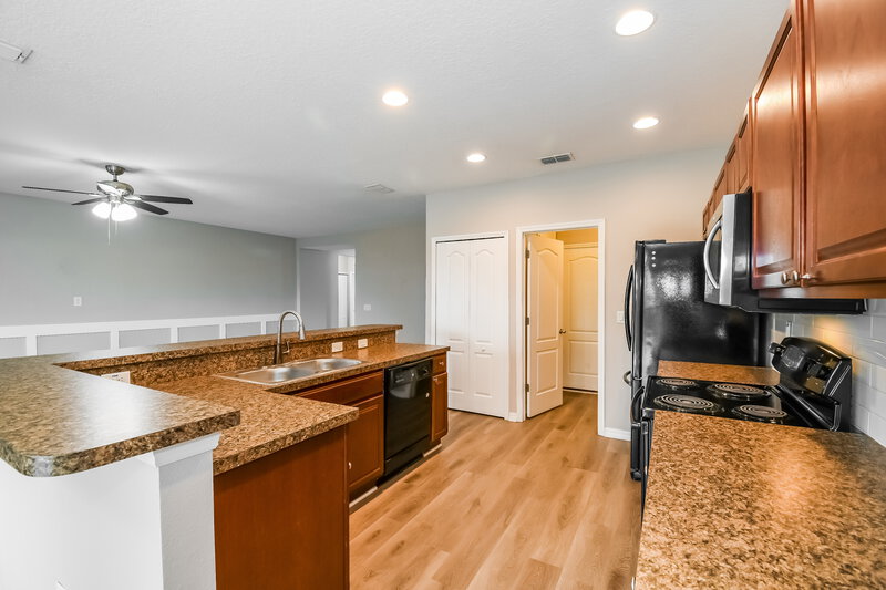 1,710/Mo, 5120 Magnolia Valley Dr Jacksonville, FL 32210 Kitchen View 2