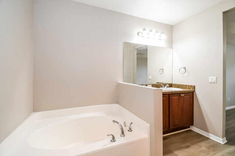 1,710/Mo, 5120 Magnolia Valley Dr Jacksonville, FL 32210 Main Bathroom View