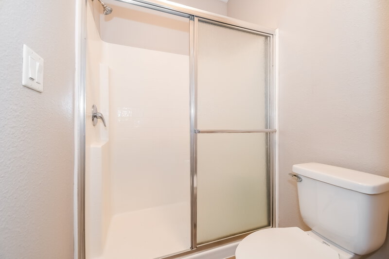 1,710/Mo, 5120 Magnolia Valley Dr Jacksonville, FL 32210 Main Bathroom View 2