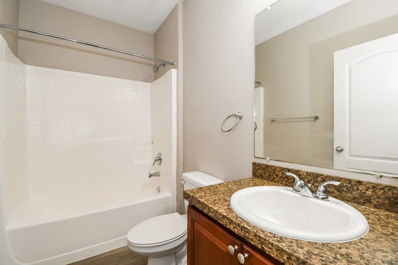 1,710/Mo, 5120 Magnolia Valley Dr Jacksonville, FL 32210 Main Bathroom View 3