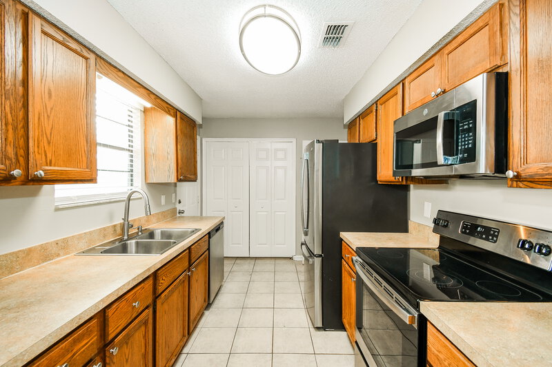 1,545/Mo, 8804 Falcon Trace Dr S Jacksonville, FL 32222 Kitchen View 2