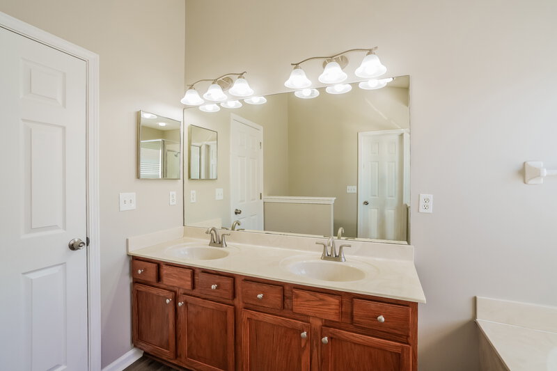 2,420/Mo, 2992 Plum Orchard Dr Orange Park, FL 32073 Main Bathroom View