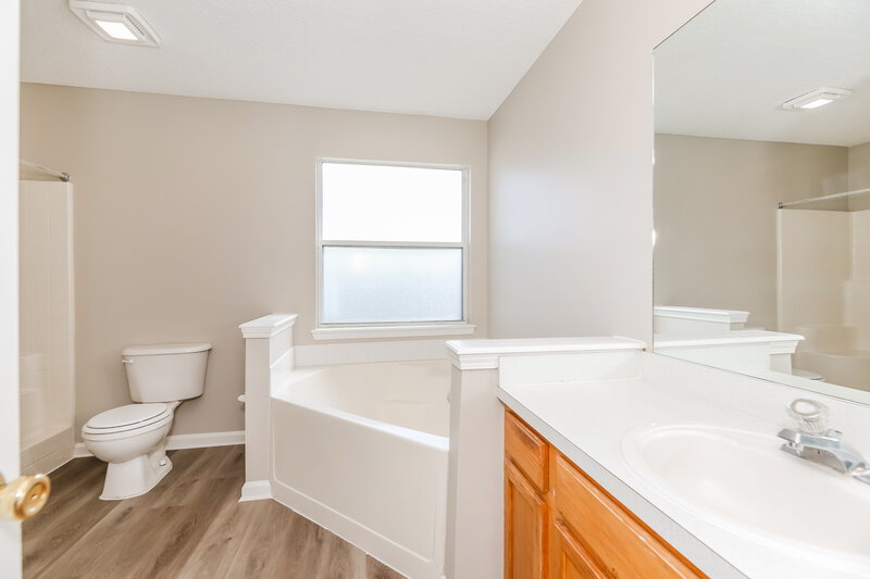 0/Mo, 11485 Rolling River Blvd Jacksonville, FL 32219 Main Bathroom View