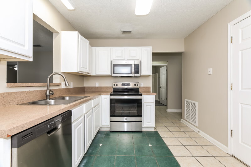 1,940/Mo, 416 S 13th Ter Fernandina Beach, FL 32034 Kitchen View 2