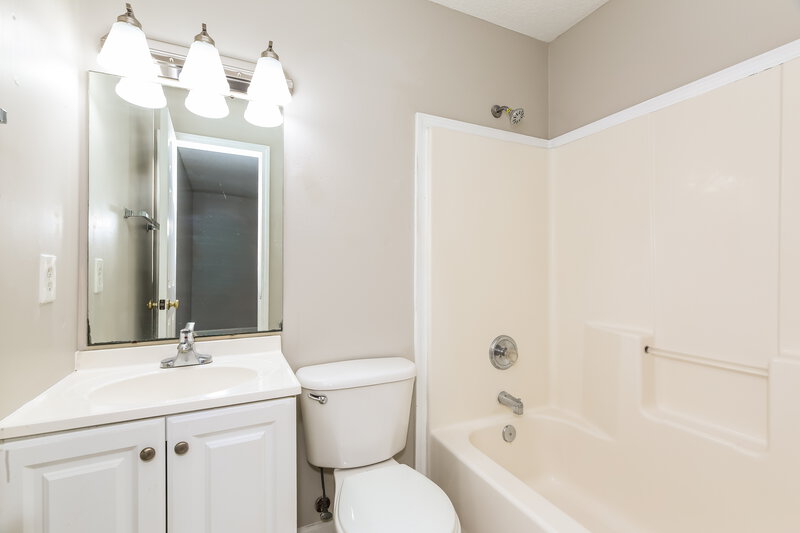1,940/Mo, 416 S 13th Ter Fernandina Beach, FL 32034 Main Bathroom View