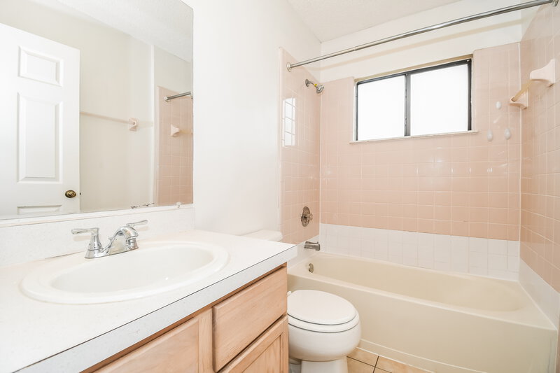 1,785/Mo, 427 Federal Hill Rd Orange Park, FL 32073 Bathroom View