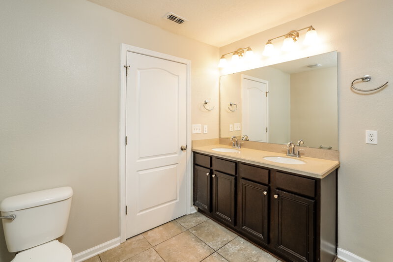 1,880/Mo, 3954 Great Falls Loop Middleburg, FL 32068 Main Bathroom View