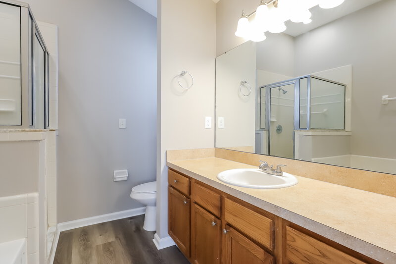 1,985/Mo, 2978 Centerwood Dr Jacksonville, FL 32218 Main Bathroom View