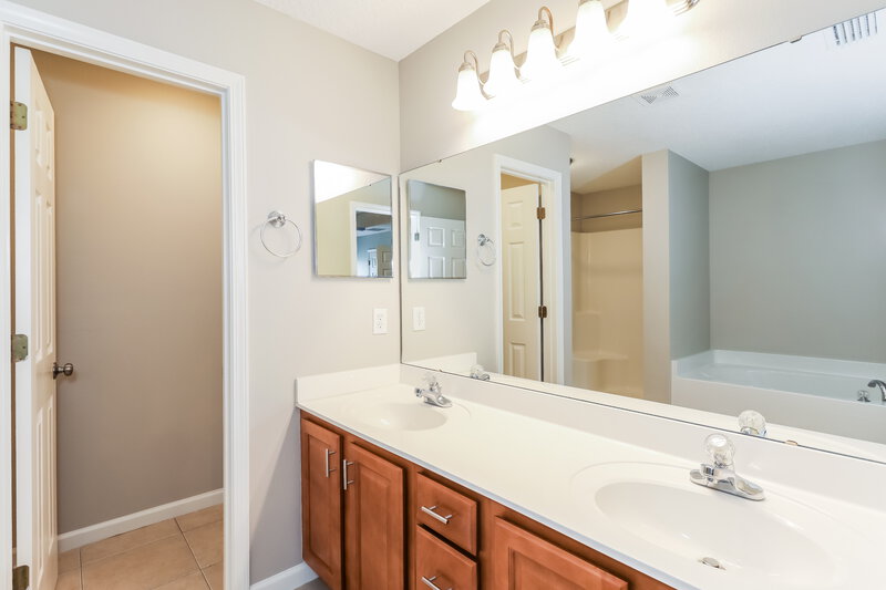 1,820/Mo, 6273 Rolling Tree Ct Jacksonville, FL 32222 Main Bathroom View