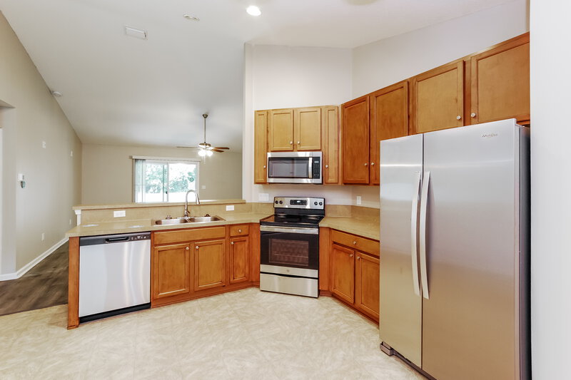 1,765/Mo, 3679 Summit Oaks Dr Green Cove Springs, FL 32043 Kitchen View 2