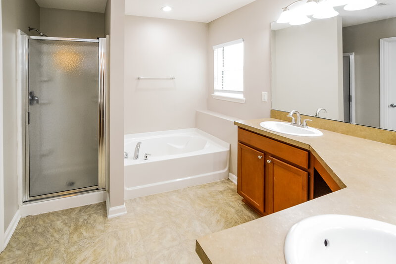 1,765/Mo, 3679 Summit Oaks Dr Green Cove Springs, FL 32043 Main Bathroom View