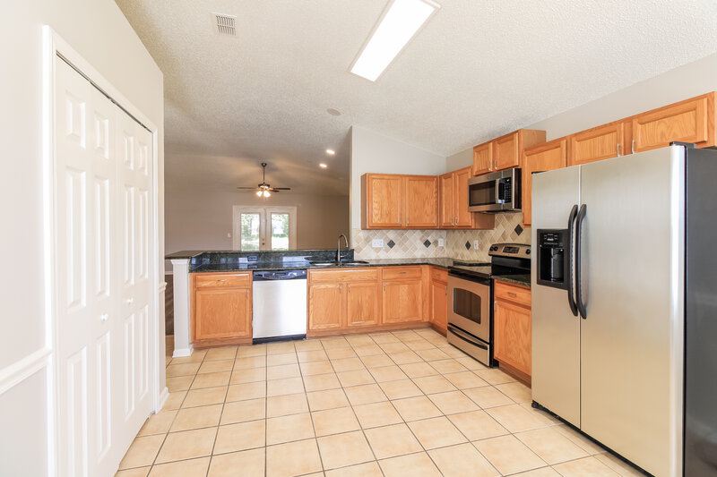 2,525/Mo, 597 Prosperity Lake Dr Saint Augustine, FL 32092 Kitchen View