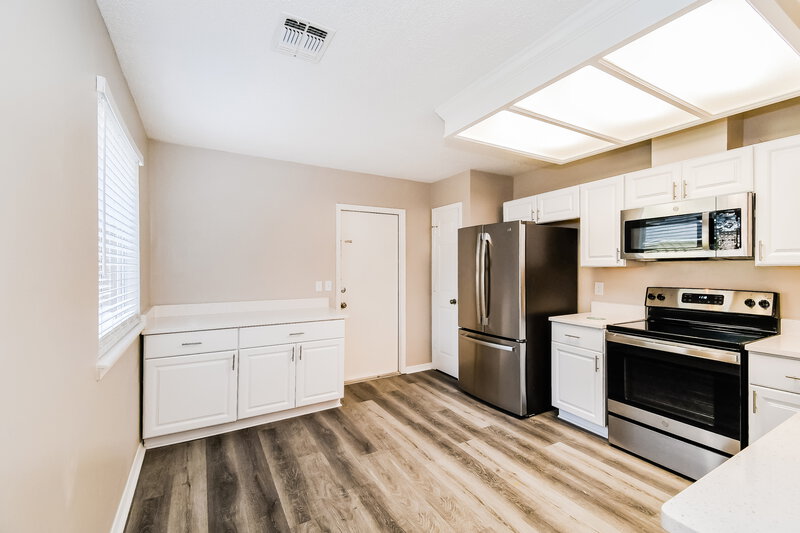 2,085/Mo, 4357 Lake Woodbourne Dr S Jacksonville, FL 32217 Kitchen View