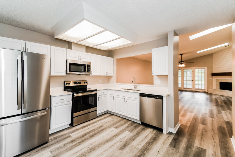 2,085/Mo, 4357 Lake Woodbourne Dr S Jacksonville, FL 32217 Kitchen View 3