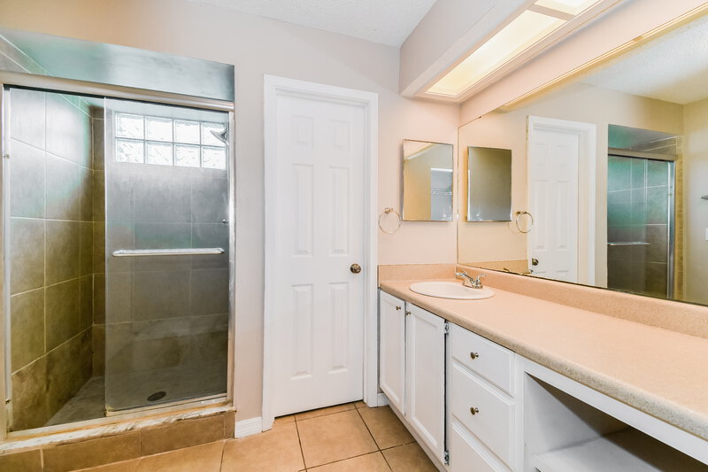 2,085/Mo, 4357 Lake Woodbourne Dr S Jacksonville, FL 32217 Main Bathroom View