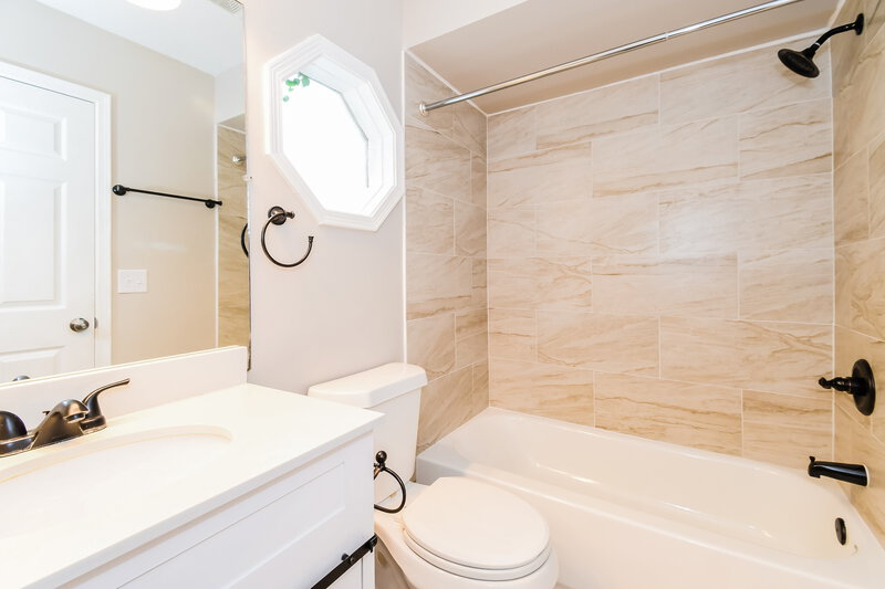 2,085/Mo, 4357 Lake Woodbourne Dr S Jacksonville, FL 32217 Bathroom View