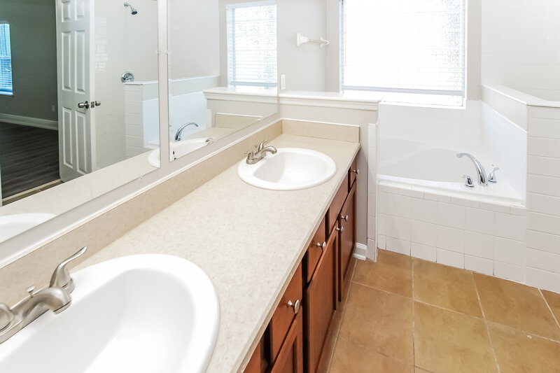 3,300/Mo, 408 S Hidden Tree Dr Saint Augustine, FL 32086 Main Bathroom View