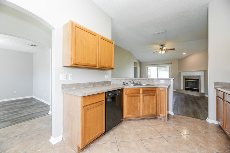 1,680/Mo, 10974 Darlington Oak Ct Jacksonville, FL 32218 Kitchen View 2