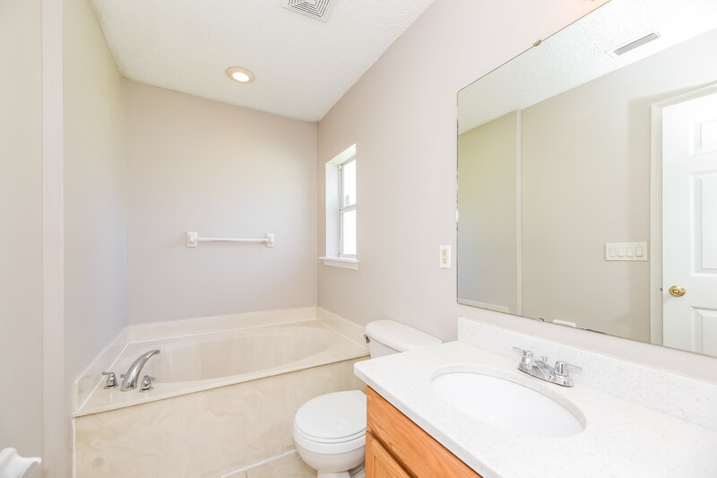 1,680/Mo, 10974 Darlington Oak Ct Jacksonville, FL 32218 Main Bathroom View