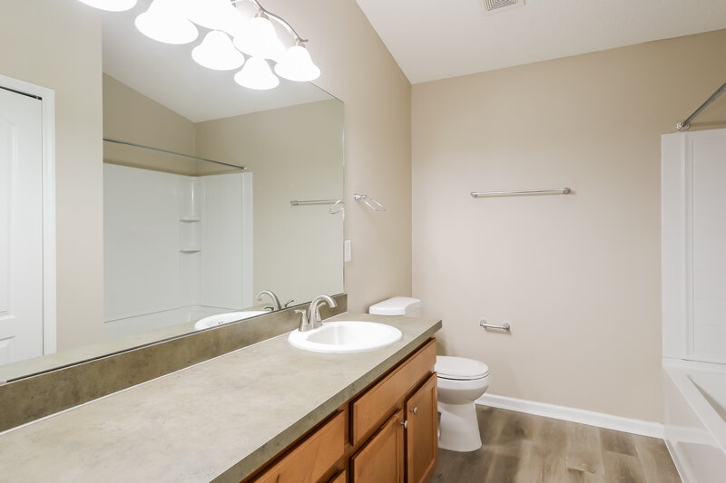 2,595/Mo, 4703 Pine Lake Dr Middleburg, FL 32068 Bathroom View