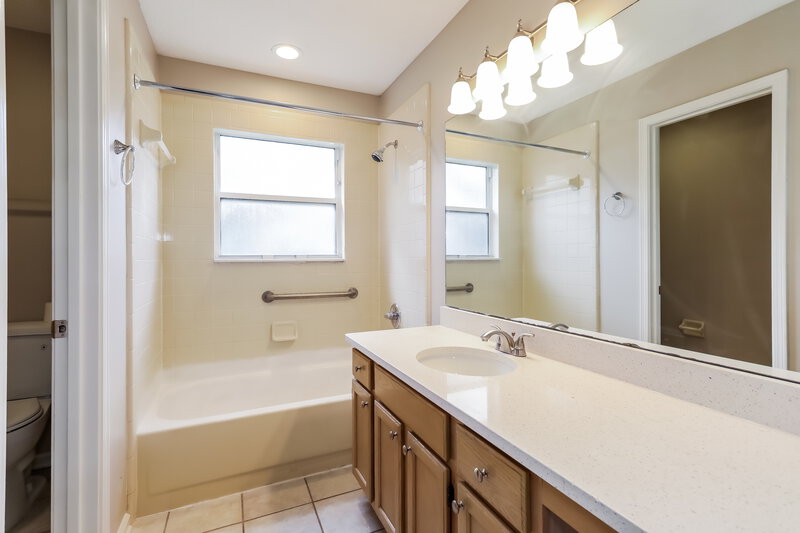 2,060/Mo, 12213 Sutton Estates Dr Jacksonville, FL 32223 Main Bathroom View
