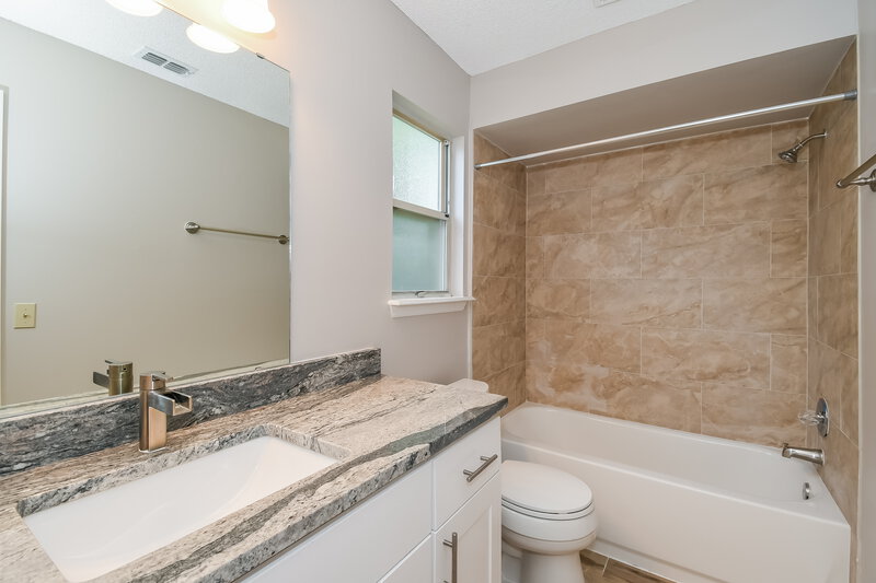 2,540/Mo, 1840 Farm Way Middleburg, FL 32068 Bathroom View