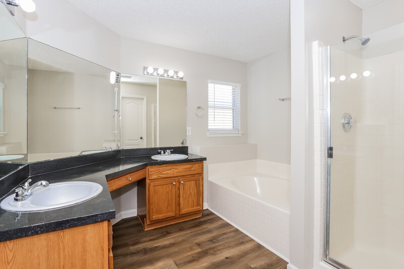2,060/Mo, 13996 Crestwick Dr W Jacksonville, FL 32218 Main Bathroom View