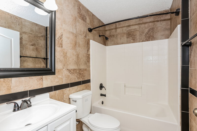 2,060/Mo, 13996 Crestwick Dr W Jacksonville, FL 32218 Bathroom View