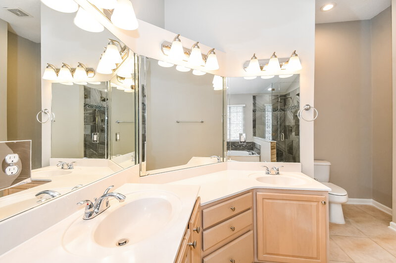2,185/Mo, 6065 Winding Bridge Dr Jacksonville, FL 32277 Main Bathroom View
