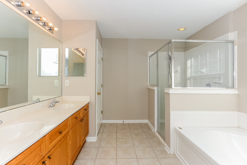 2,940/Mo, 667 Bonaparte Dr Jacksonville, FL 32218 Main Bathroom View