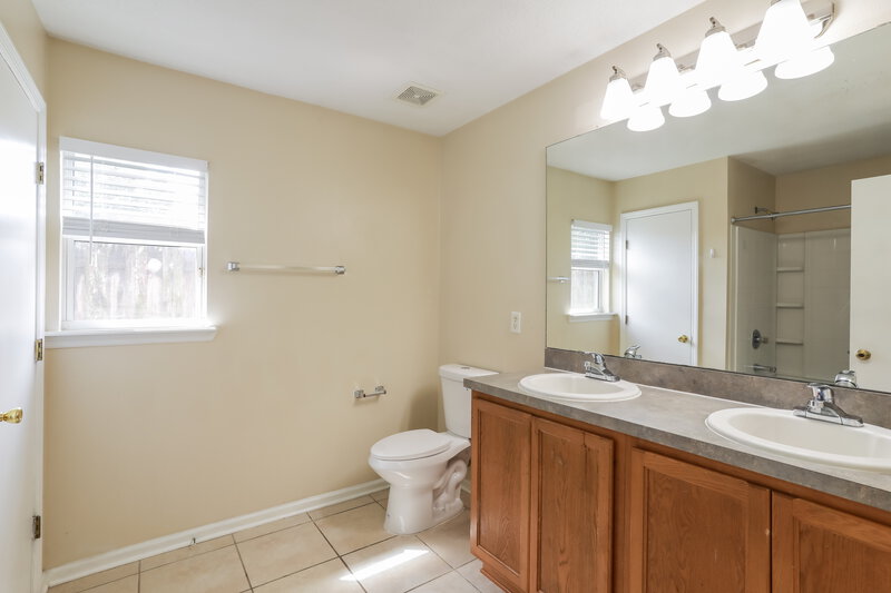 2,700/Mo, 12613 Wooded Bluff Ct Jacksonville, FL 32226 Main Bathroom View