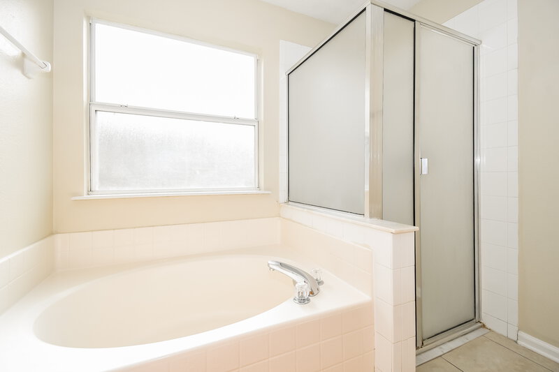 1,780/Mo, 12753 Daylight Trl Jacksonville, FL 32218 Main Bathroom View 2