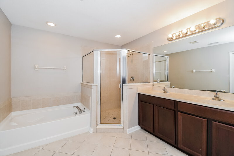 1,595/Mo, 3645C Creswick Cir Orange Park, FL 32065 Main Bathroom View