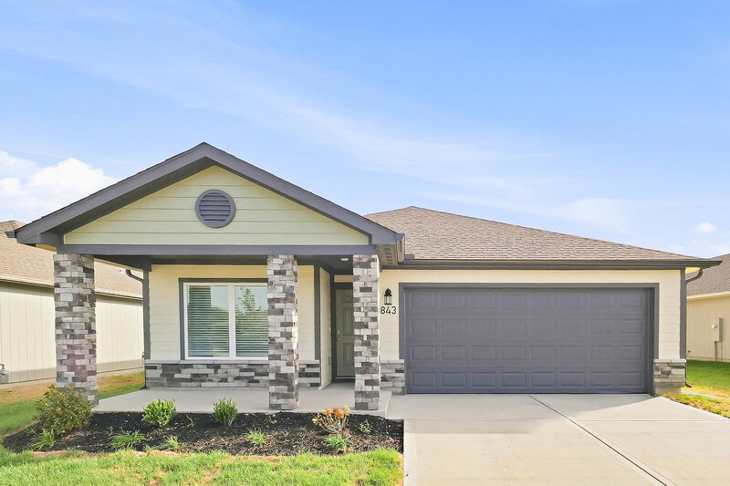 2,450/Mo, 843 N Pear St Gardner, KS 66030 External View