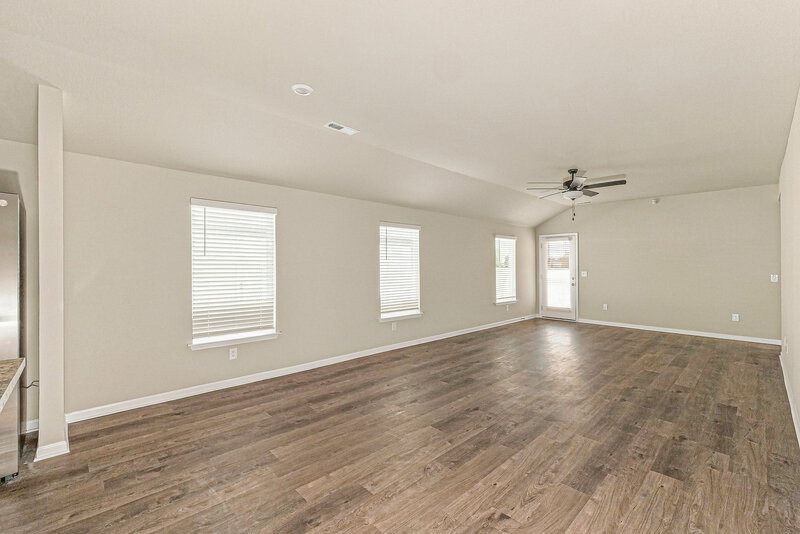 2,450/Mo, 843 N Pear St Gardner, KS 66030 Family Room View 4