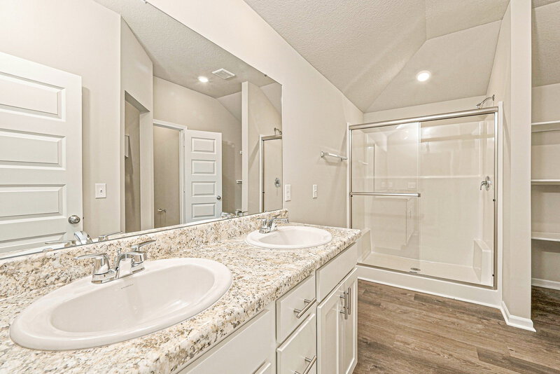 2,450/Mo, 843 N Pear St Gardner, KS 66030 Primary Bathroom View