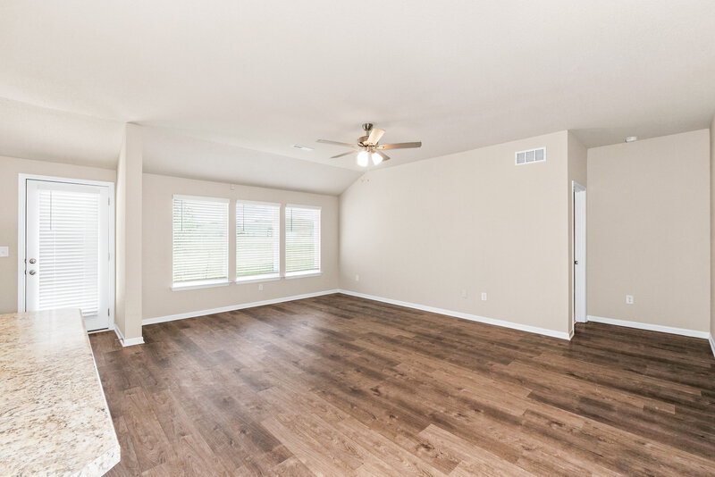 2,480/Mo, 851 N Pear St Gardner, KS 66030 Living Room View 4