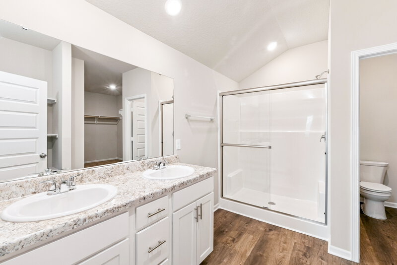 2,480/Mo, 851 N Pear St Gardner, KS 66030 Primary Bathroom View